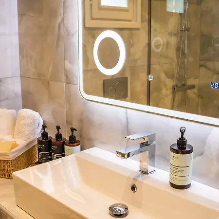 Manos كارباثوس