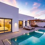 Manos Villa
