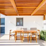 Manos Villa